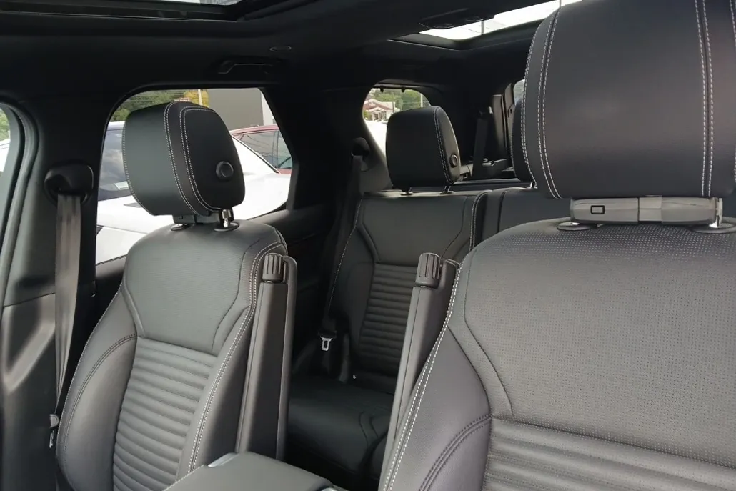 2023 Land Rover Discovery S R-Dynamic photo 1