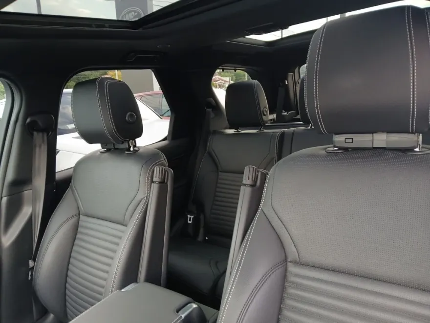 2023 Land Rover Discovery S R-Dynamic photo 1