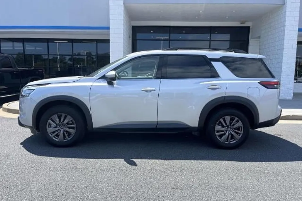 2024 Nissan Pathfinder SV photo 1