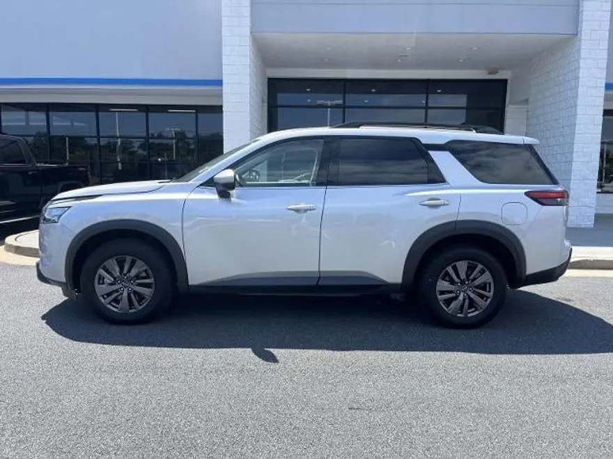 2024 Nissan Pathfinder SV photo 1