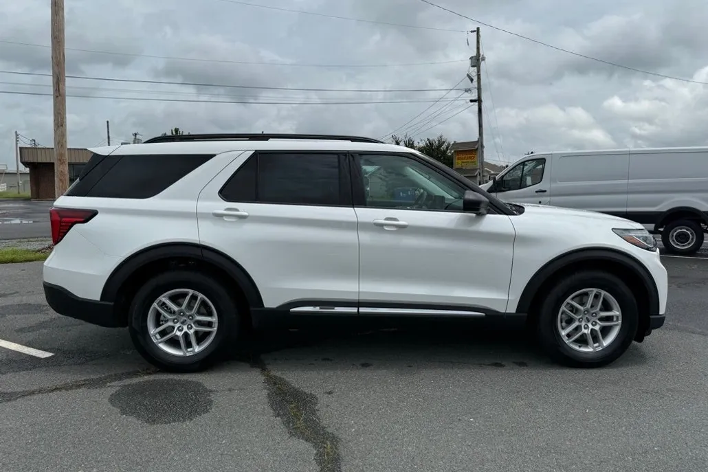 2025 Ford Explorer photo 1