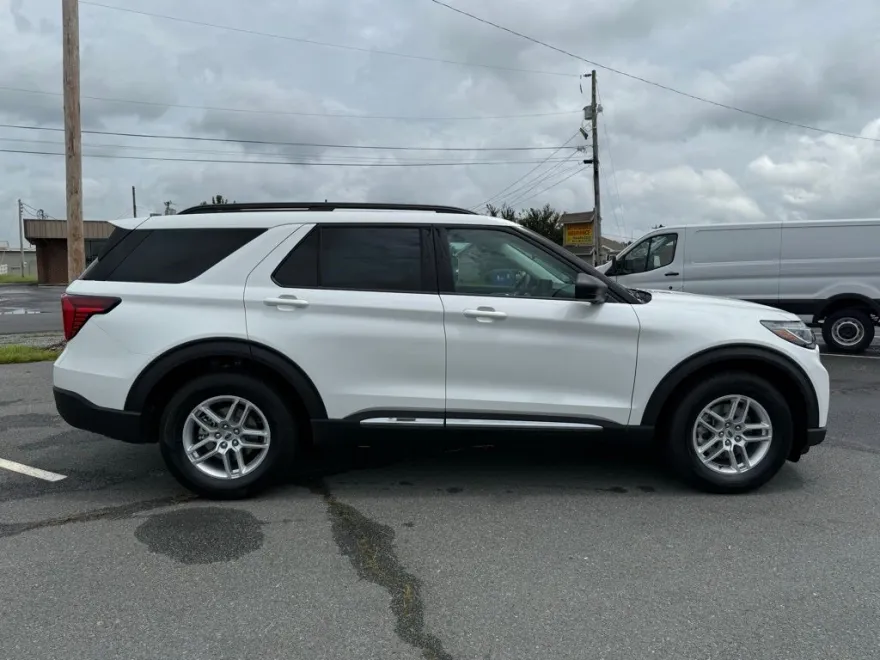 2025 Ford Explorer photo 1