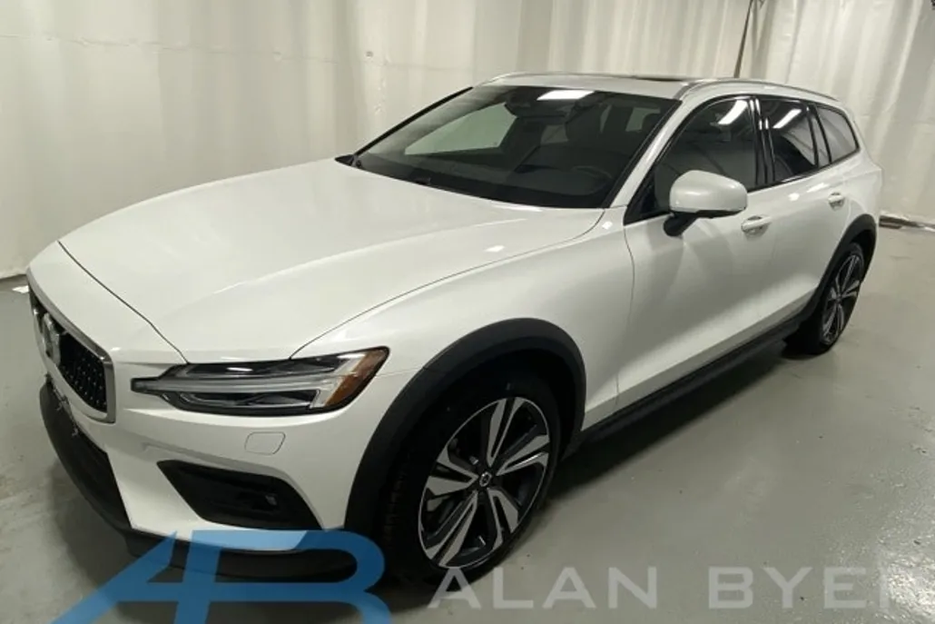 2025 Volvo V60 Cross Country B5 Plus photo 1