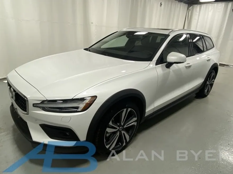 2025 Volvo V60 Cross Country B5 Plus photo 1