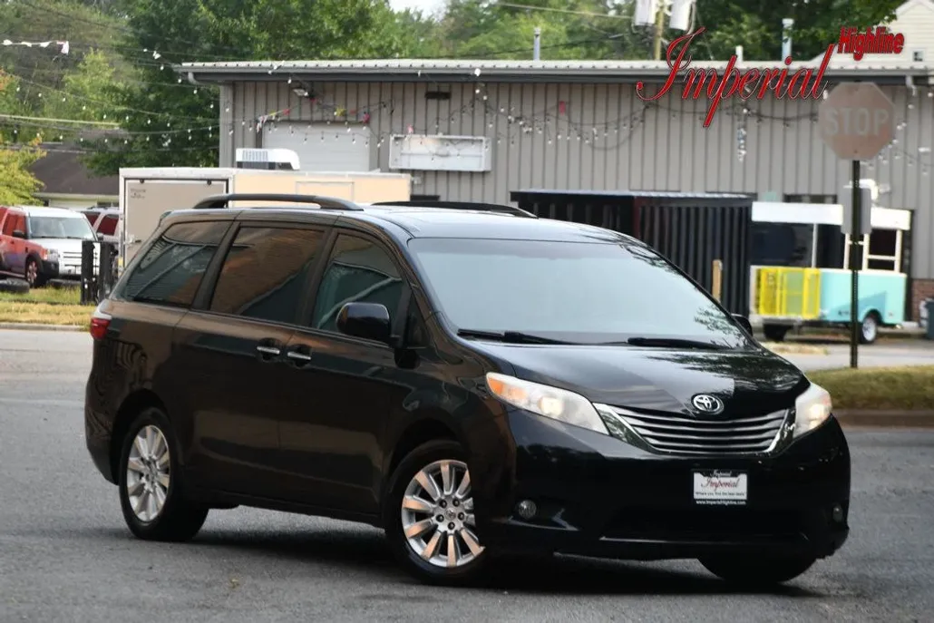 2015 Toyota Sienna XLE photo 1