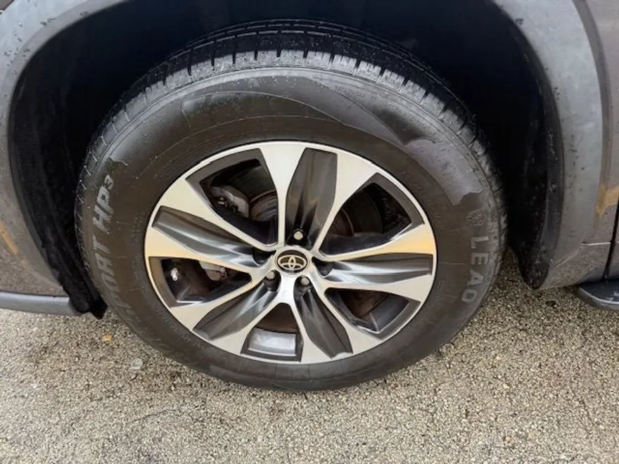 2022 Toyota Highlander XLE photo 1