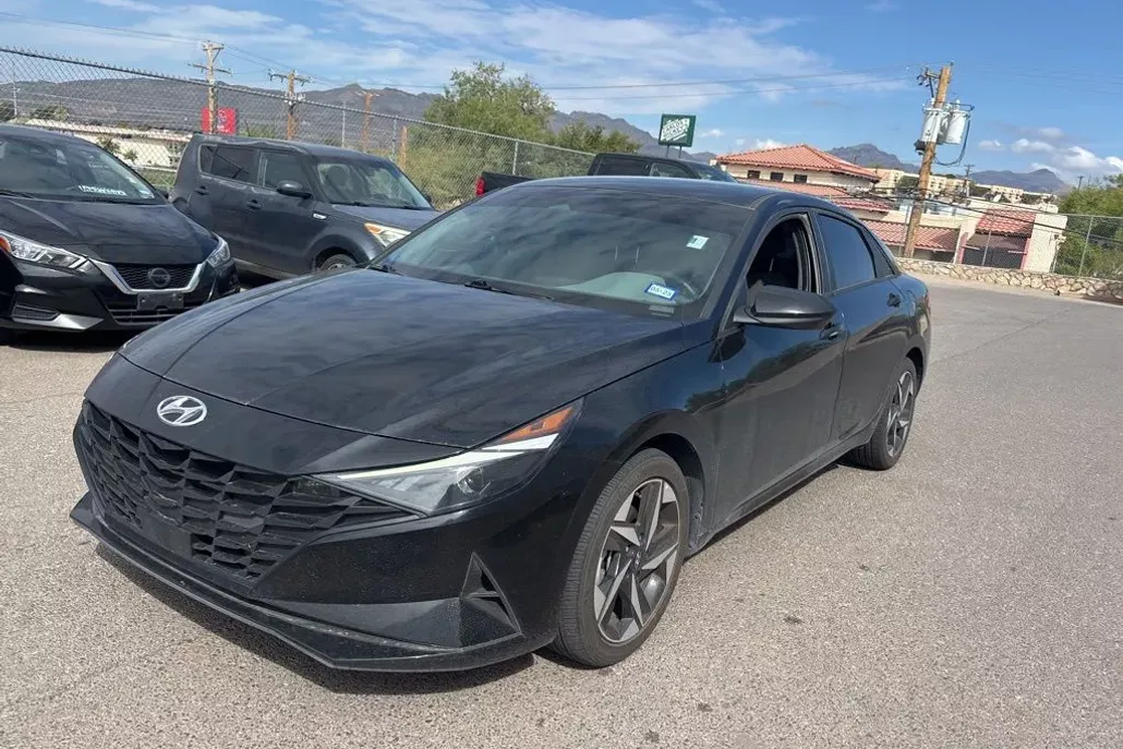 2023 Hyundai Elantra SEL photo 1