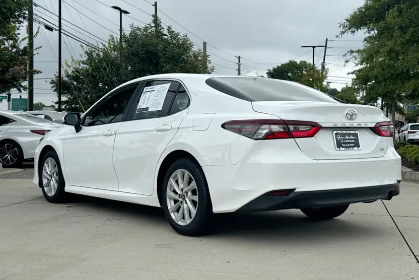 2022 Toyota Camry LE photo 1