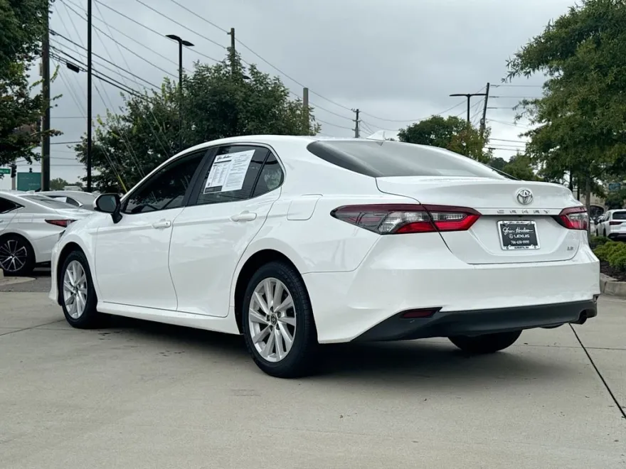 2022 Toyota Camry LE photo 1