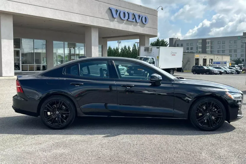 2023 Volvo S60 B5 Ultimate Black Edition photo 1