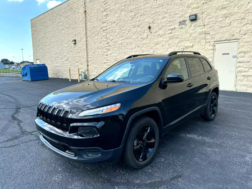 2017 Jeep Cherokee Sport photo 1