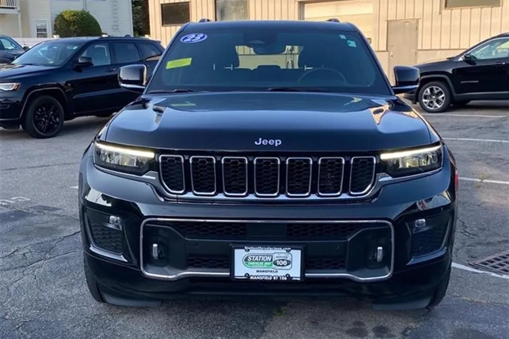 2023 Jeep Grand Cherokee Overland photo 1