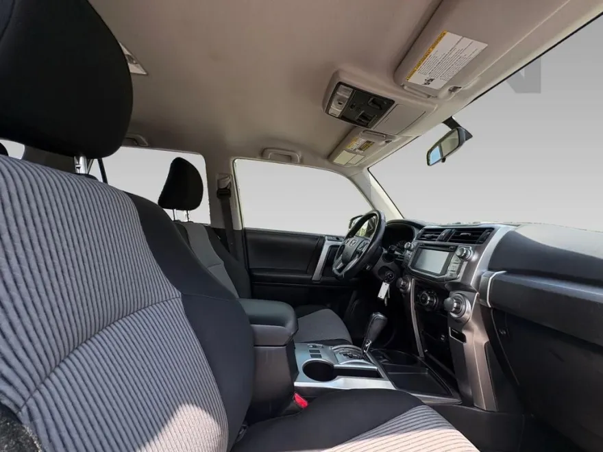 2017 Toyota 4Runner SR5 photo 1