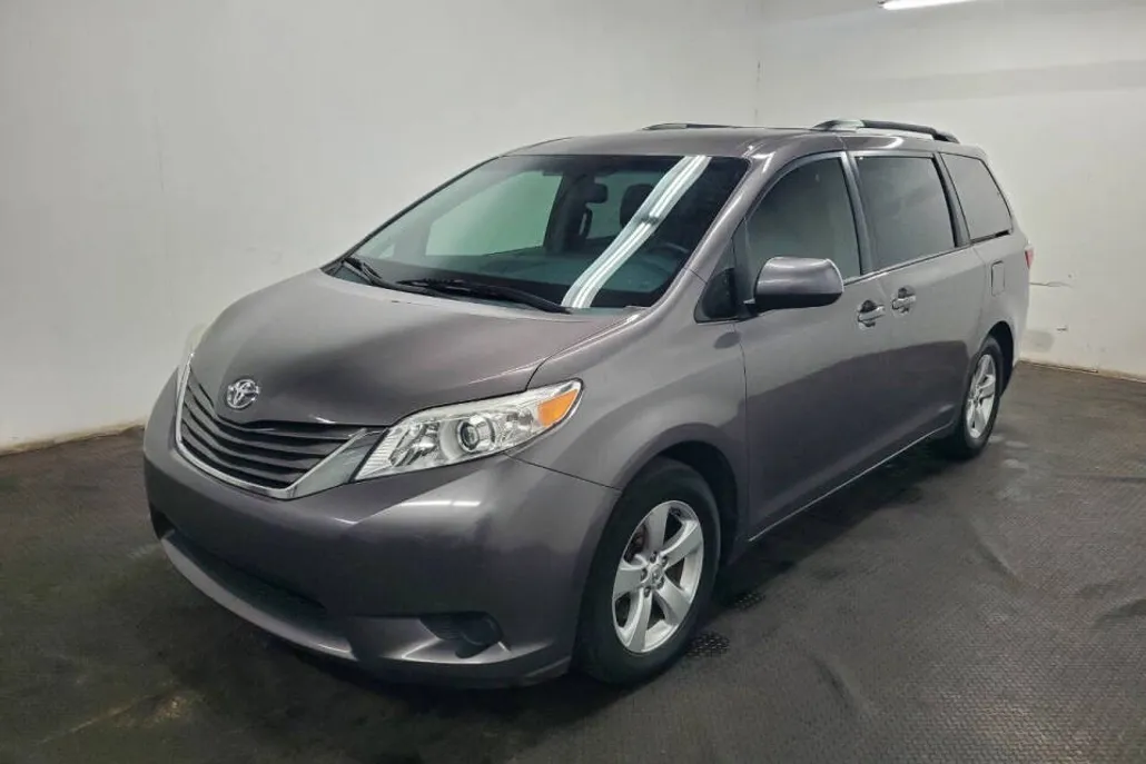 2015 Toyota Sienna LE photo 1