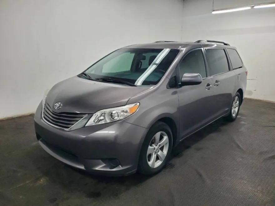 2015 Toyota Sienna LE photo 1