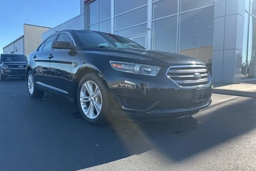 2015 Ford Taurus SE photo 1