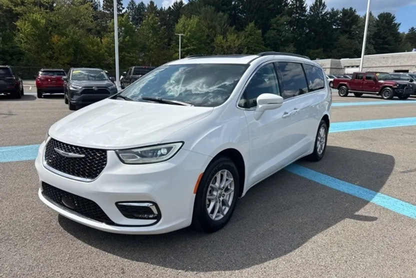 2022 Chrysler Pacifica Touring L photo 1