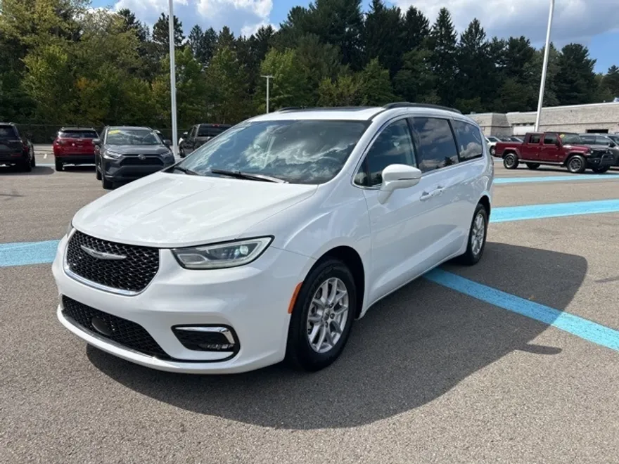2022 Chrysler Pacifica Touring L photo 1