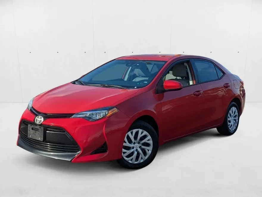 2018 Toyota Corolla LE photo 1