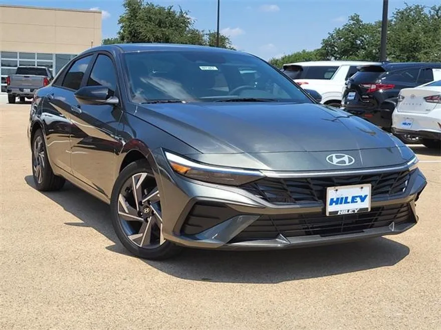2025 Hyundai Elantra SEL Sport photo 1