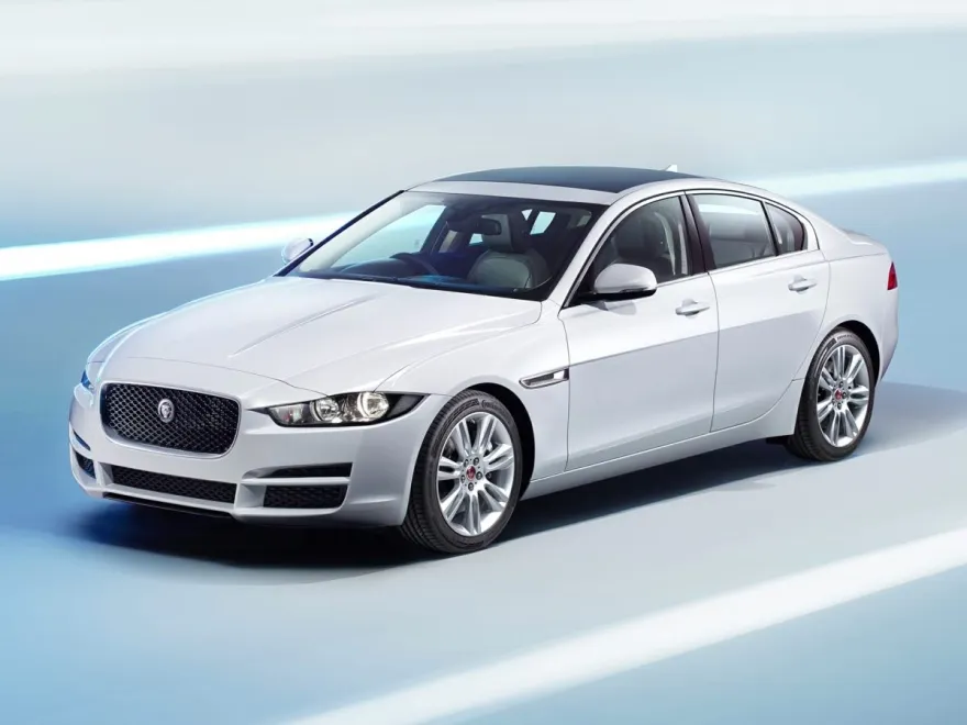 2018 Jaguar XE Premium photo 1