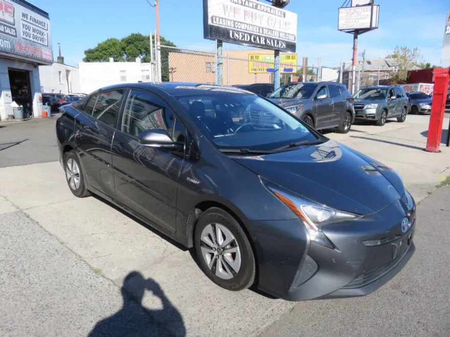 2018 Toyota Prius Four photo 1
