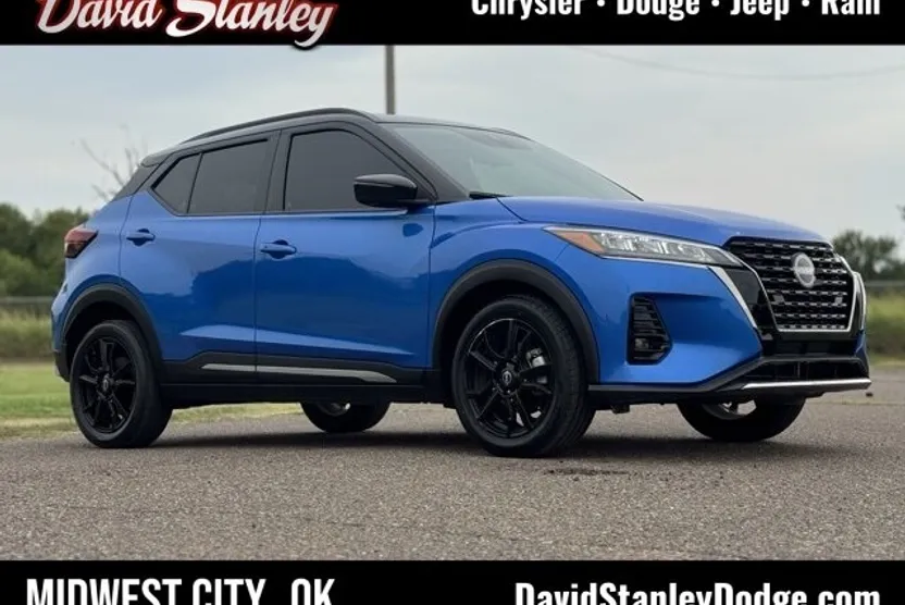 2023 Nissan Kicks SR photo 1