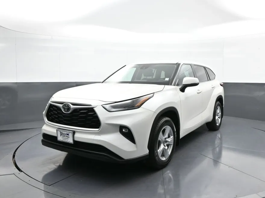2021 Toyota Highlander LE photo 1