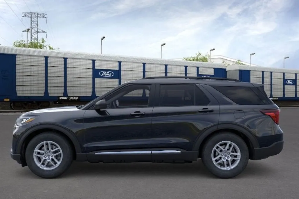2025 Ford Explorer photo 1