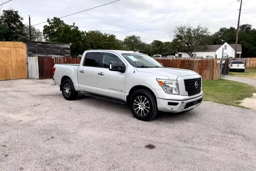 2021 Nissan Titan SV photo 1