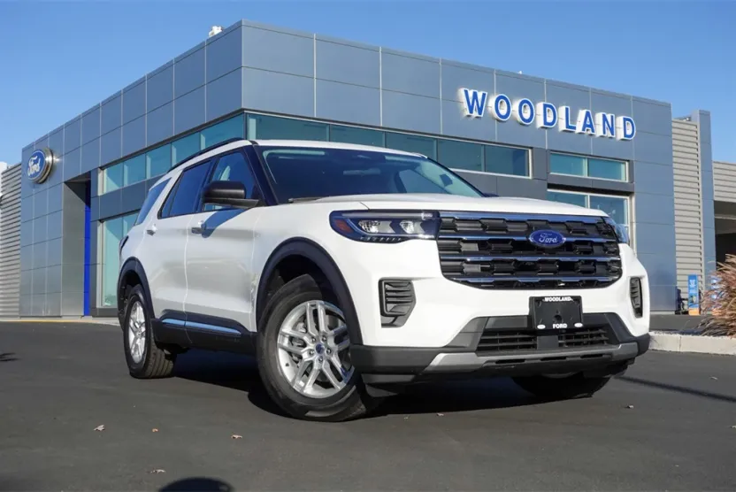 2025 Ford Explorer photo 1