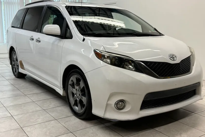 2014 Toyota Sienna SE photo 1