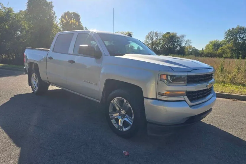 2018 Chevrolet Silverado 1500 Custom photo 1