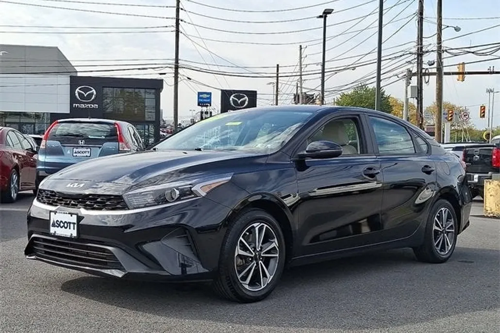 2023 Kia Forte LXS photo 1