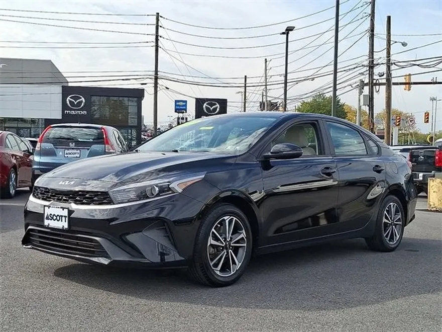 2023 Kia Forte LXS photo 1