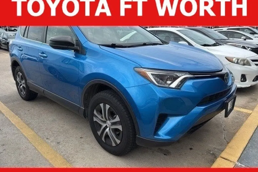2017 Toyota RAV4 LE photo 1