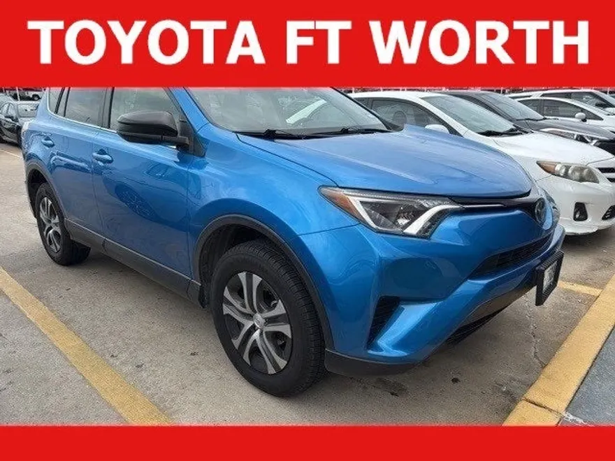 2017 Toyota RAV4 LE photo 1
