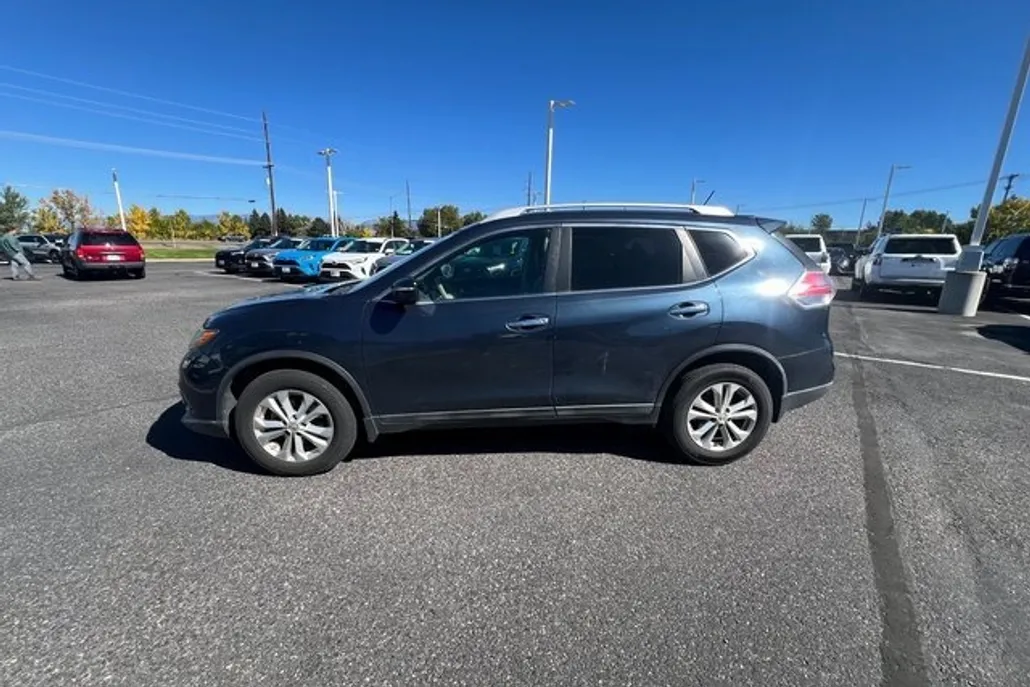2015 Nissan Rogue SV photo 1