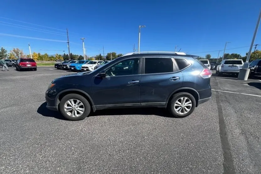 2015 Nissan Rogue SV photo 1