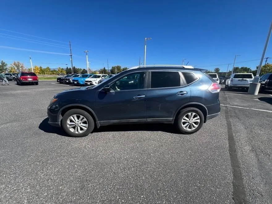 2015 Nissan Rogue SV photo 1