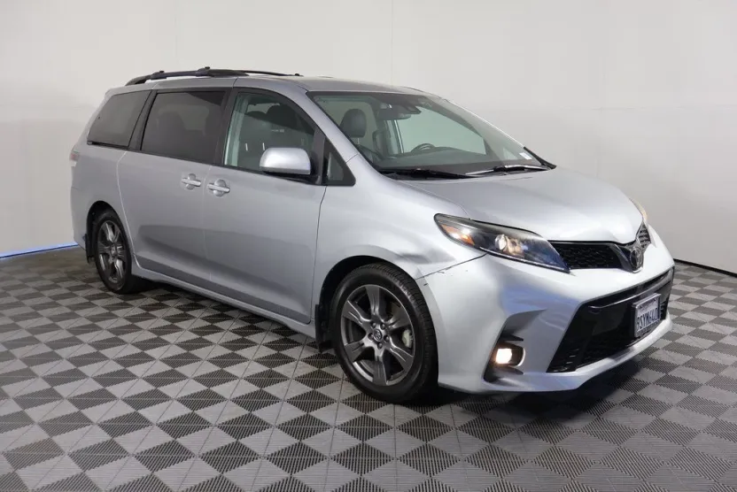 2020 Toyota Sienna SE photo 1