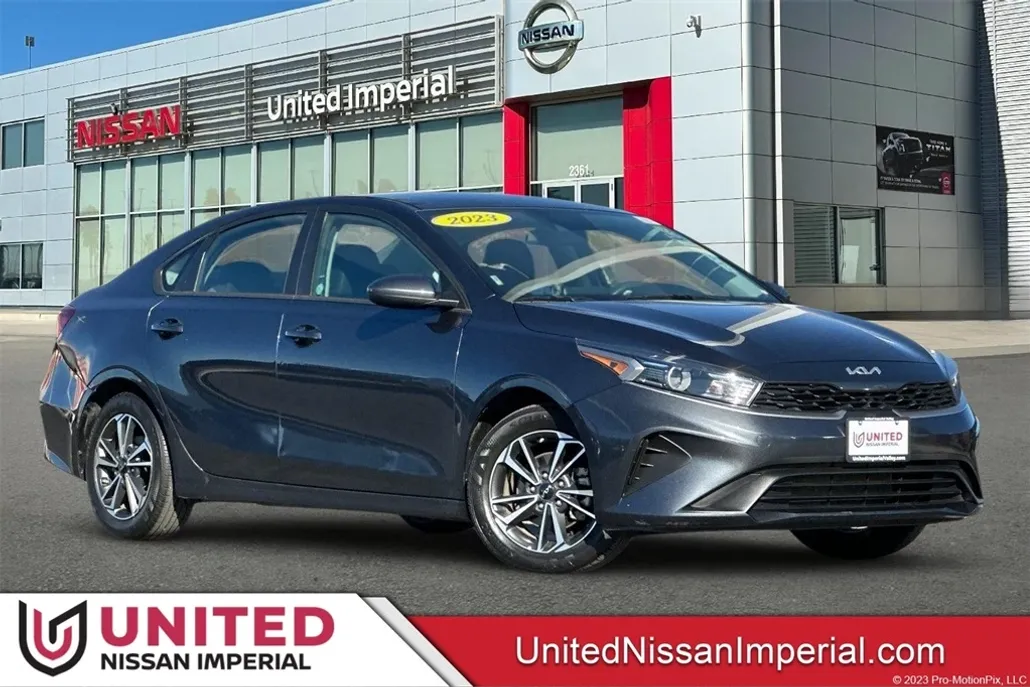 2023 Kia Forte LXS photo 1