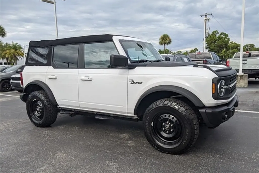 2023 Ford Bronco Black Diamond photo 1