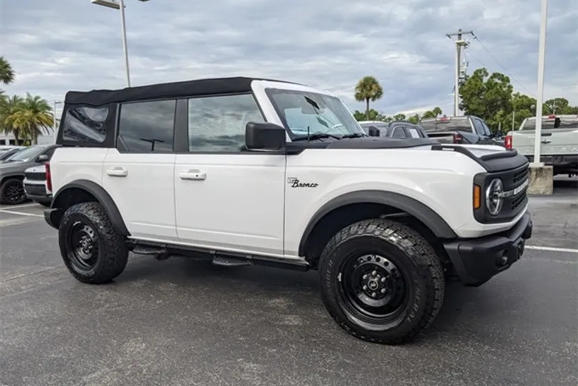 2023 Ford Bronco Black Diamond photo 1