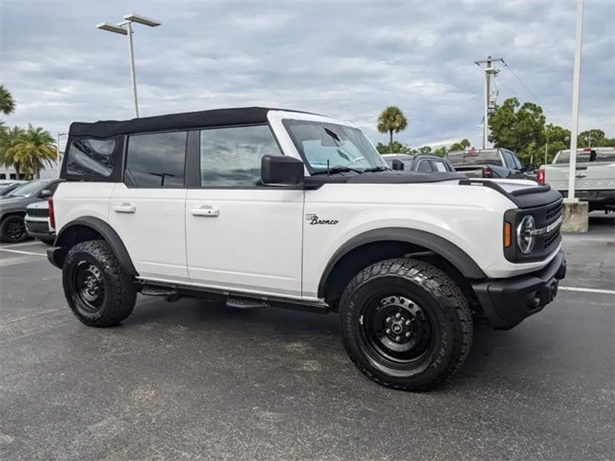 2023 Ford Bronco Black Diamond photo 1