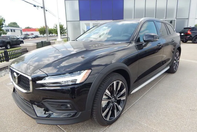 2025 Volvo V60 Cross Country B5 photo 1