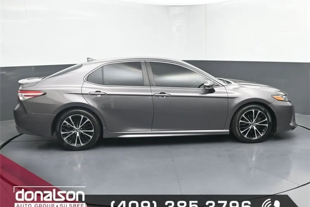 2020 Toyota Camry SE photo 1