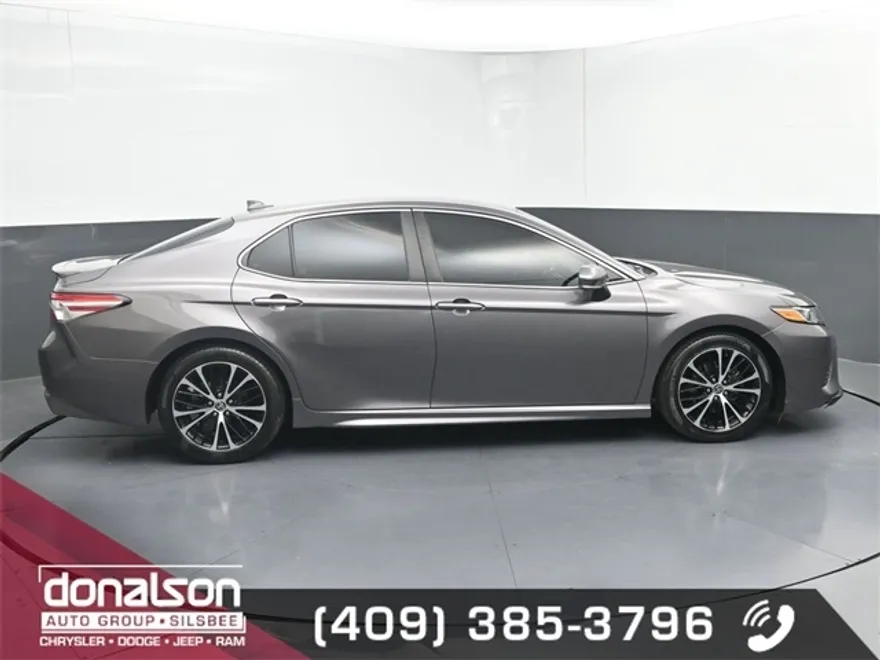 2020 Toyota Camry SE photo 1