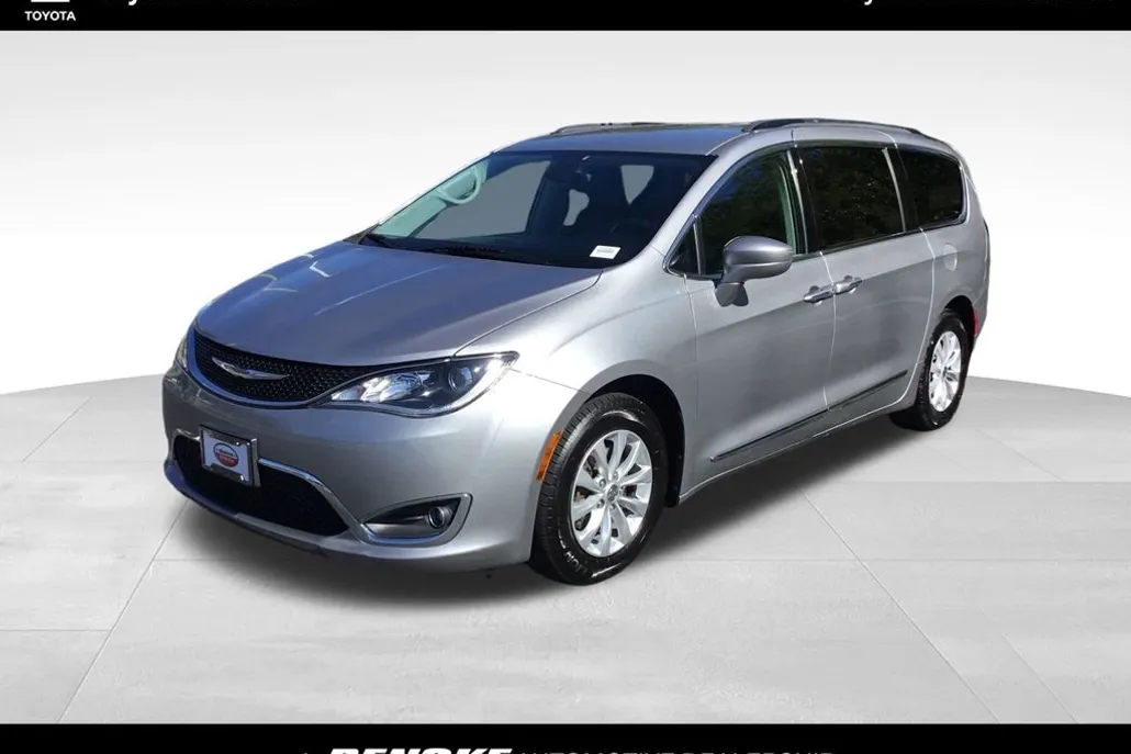 2017 Chrysler Pacifica Touring L photo 1
