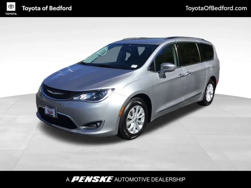 2017 Chrysler Pacifica Touring L photo 1